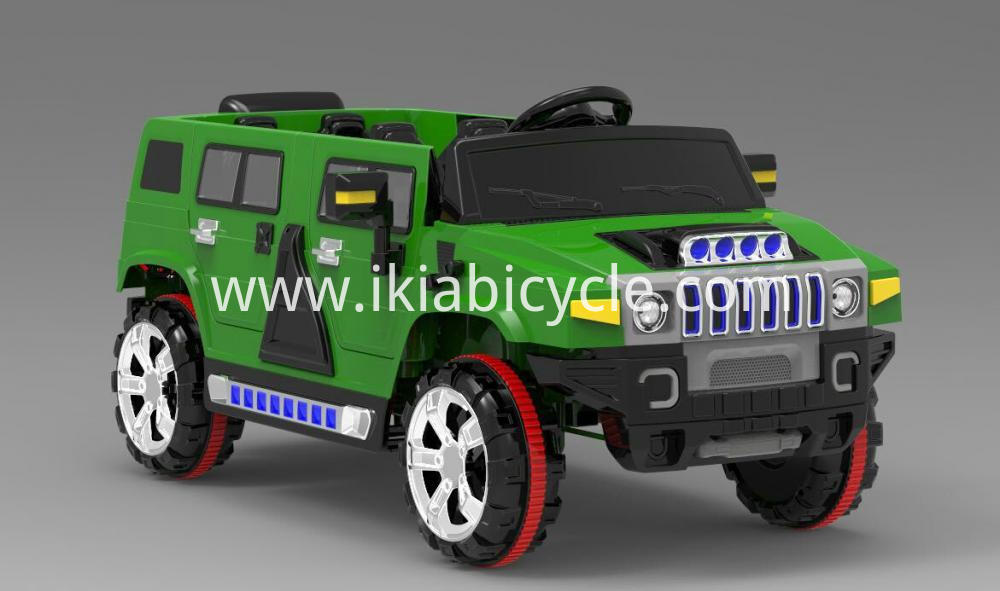 Timoun kado super woulib sou machin