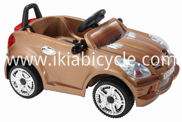 Timoun batri mache machin ak mizik